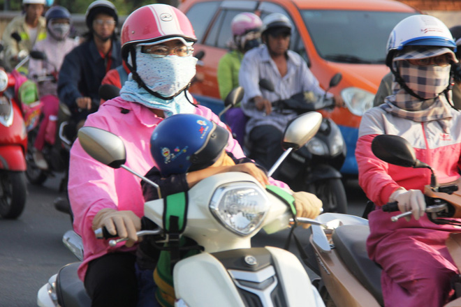 Kẹt xe từ sáng sớm, người Sài Gòn chen chúc đi làm trong tiết trời se lạnh ngày đầu tiên của năm 2018